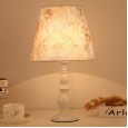 Modern minimalist table lamp bedroom bedside lamp northern European-style princess wedding wedding room girl decoration home lamp