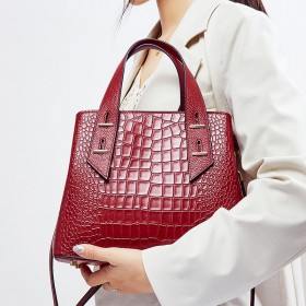 Spring and summer new crocodile pattern female portable female bag new fashion trend first layer cowhide shoulder bag leather female bag